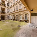 2 Bedroom Large Kitchen Flat On M1 Metro