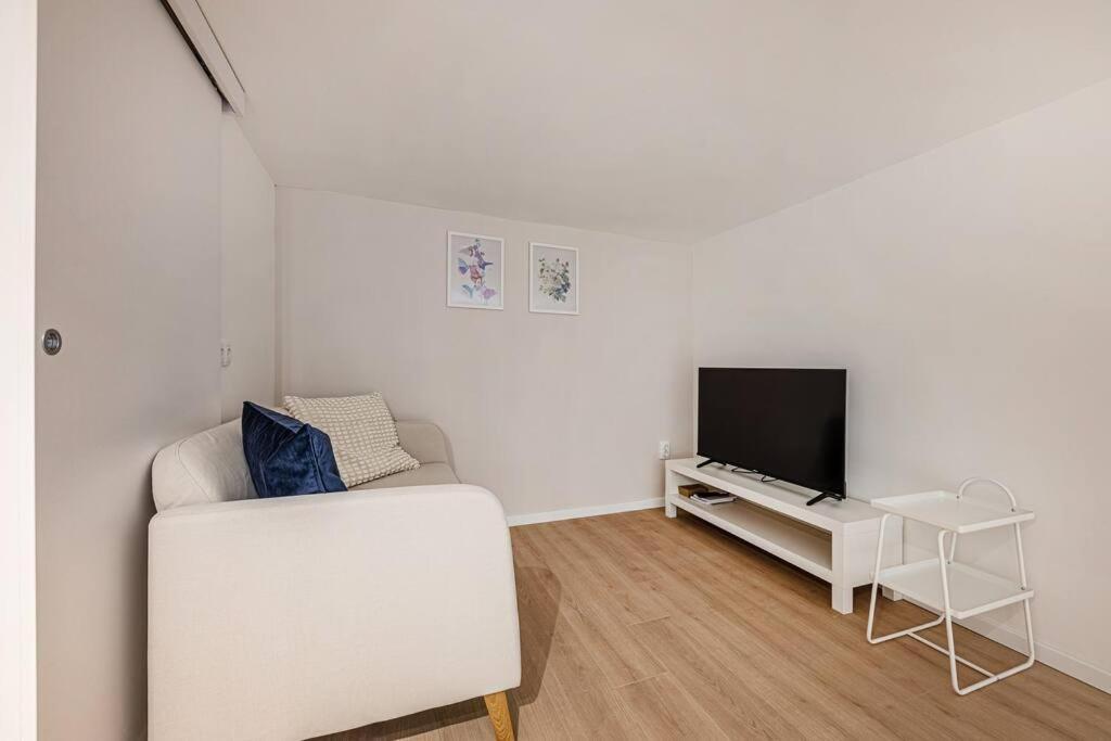 Apartment 2 Bedroom Large Kitchen Flat On M1 Metro