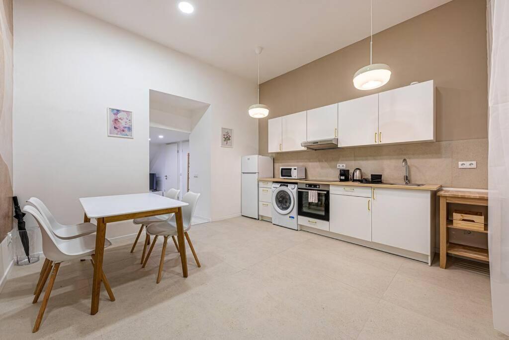 2 Bedroom Large Kitchen Flat On M1 Metro Apartment Budapest