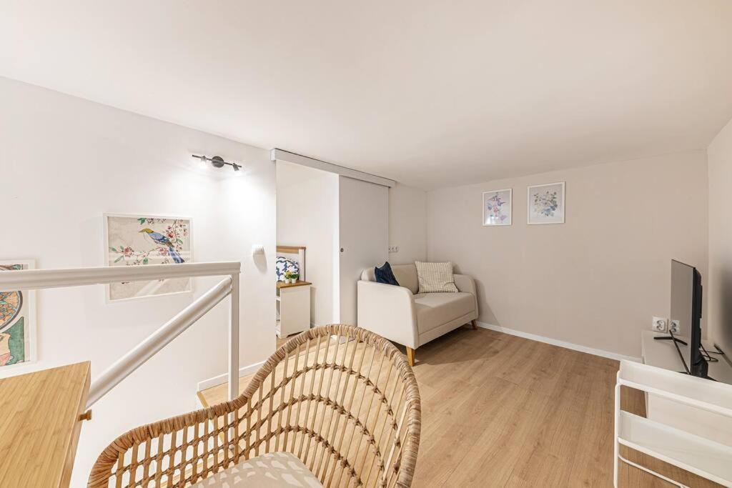Apartment 2 Bedroom Large Kitchen Flat On M1 Metro Budapest