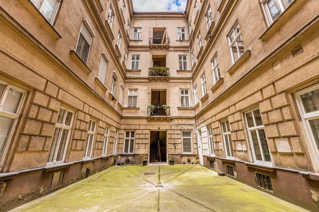 2 Bedroom Large Kitchen Flat On M1 Metro