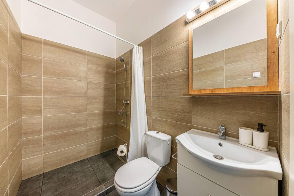 2 Bedroom Large Kitchen Flat On M1 Metro *