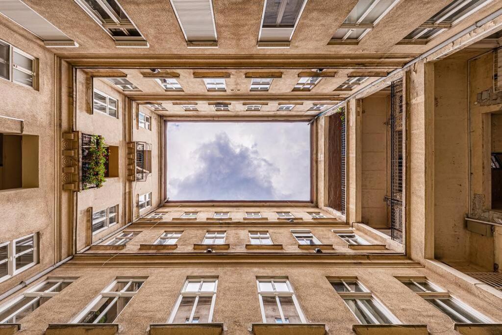 Apartment 2 Bedroom Large Kitchen Flat On M1 Metro *