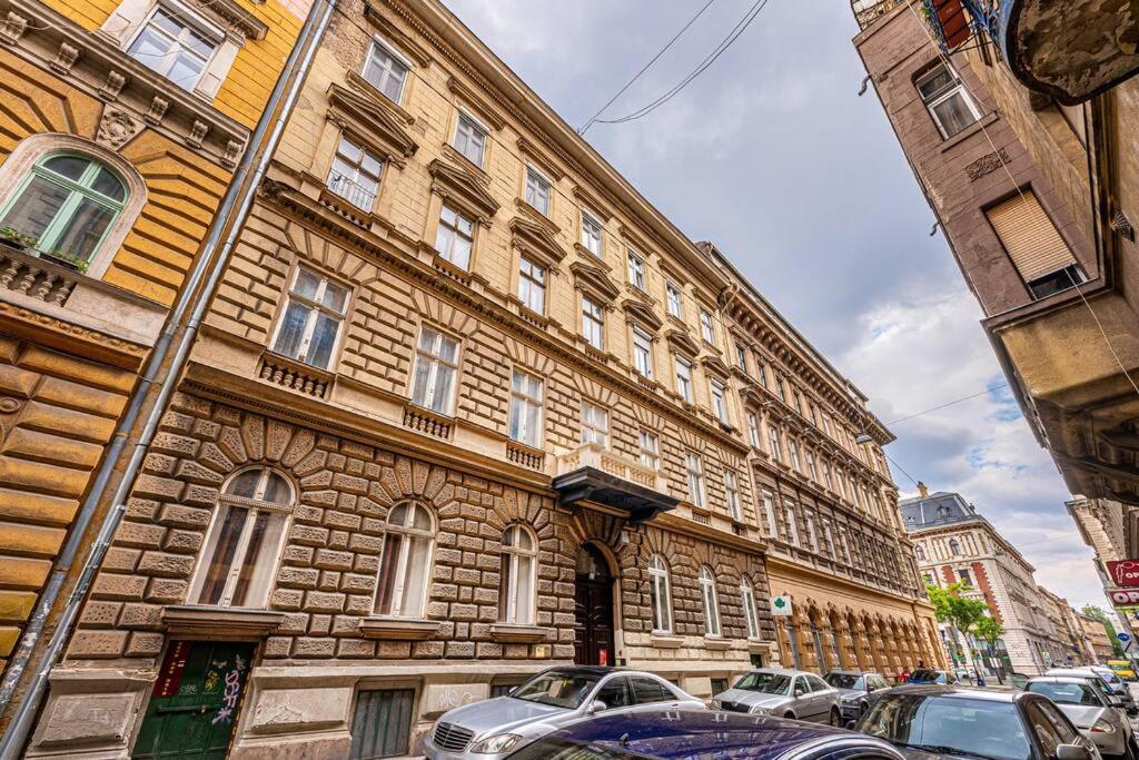 2 Bedroom Large Kitchen Flat On M1 Metro Apartment Budapest