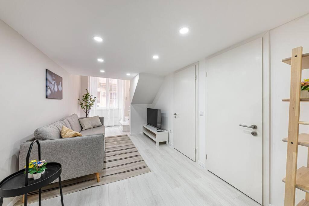 Apartment 2 Bedroom Large Kitchen Flat On M1 Metro Budapest