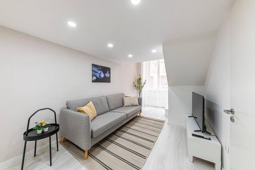 2 Bedroom Large Kitchen Flat On M1 Metro *