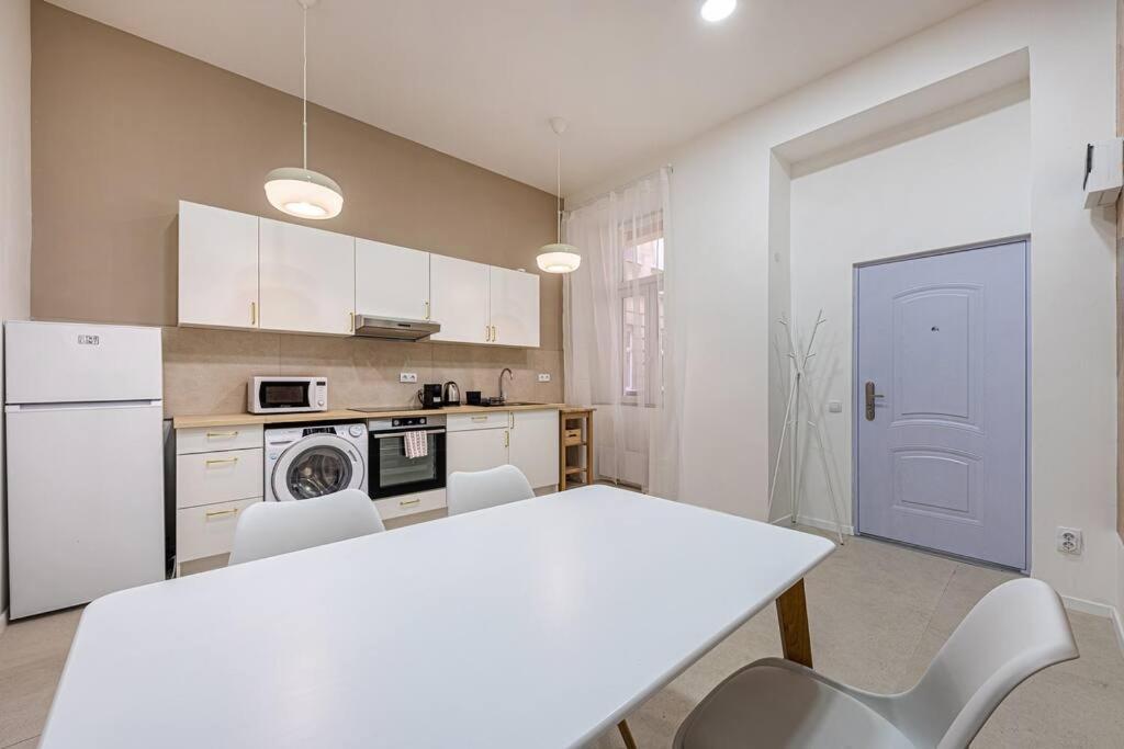 2 Bedroom Large Kitchen Flat On M1 Metro