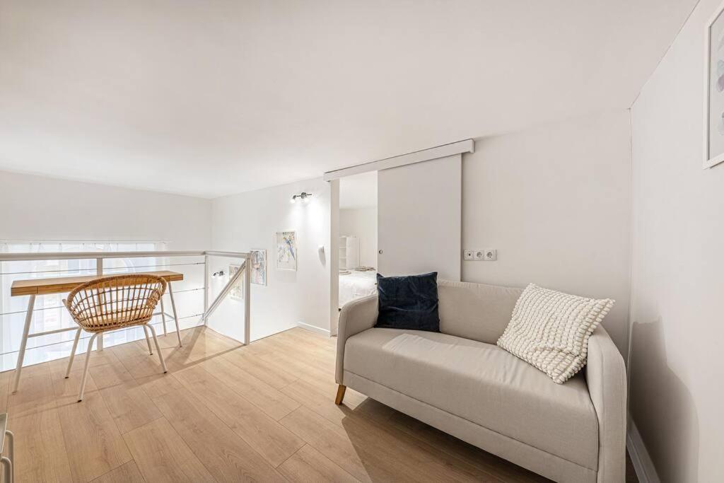 2 Bedroom Large Kitchen Flat On M1 Metro Apartment *