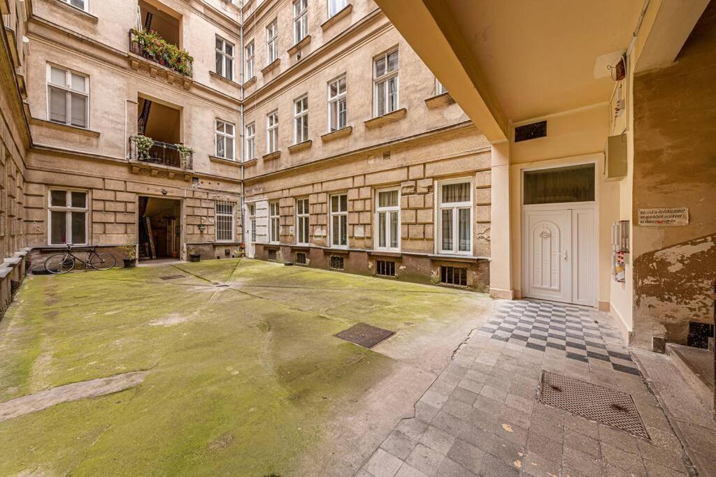 2 Bedroom Large Kitchen Flat On M1 Metro
