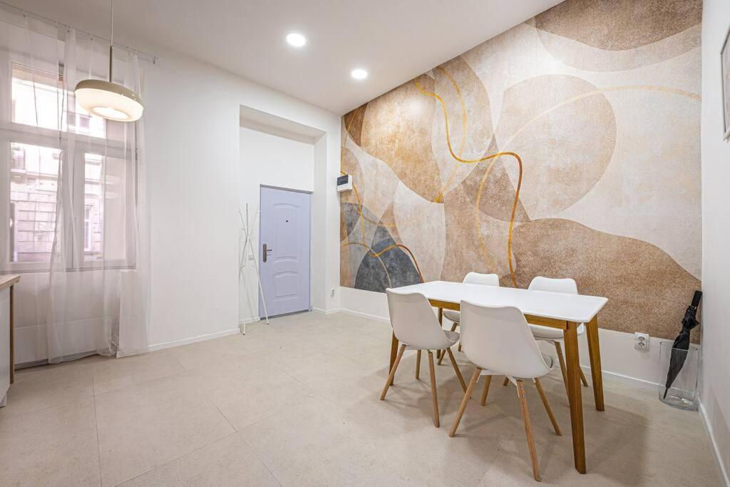 2 Bedroom Large Kitchen Flat On M1 Metro Apartament *