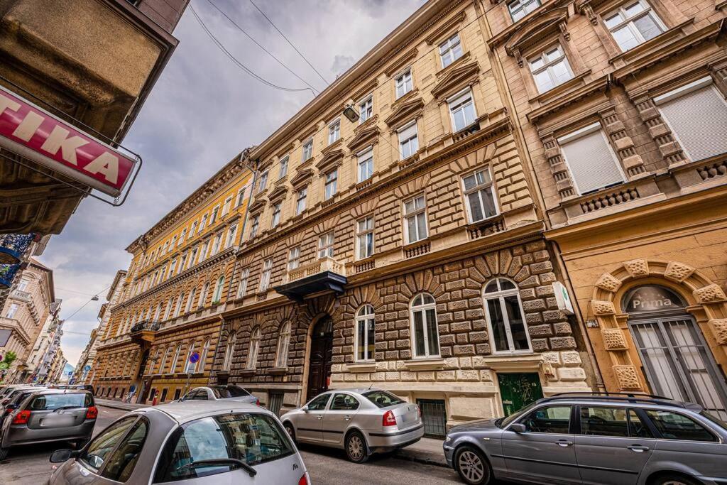 2 Bedroom Large Kitchen Flat On M1 Metro Budapest
